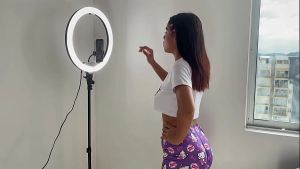 ayudo a mi pequeña hermanastra en sus redes sociales para poder follarmela y termino corriendome en su coño.1pt