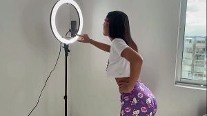 ayudo a mi pequeña hermanastra en sus redes sociales para poder follarmela y termino corriendome en su coño.2pt