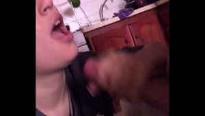 el amigo del novio ayuda a estudiar y en el descanso se divierten