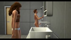 Hermanastra entra al baño cuando su hermanastro se esta dando una ducha y lo ayuda a masturbarse y terminan follando