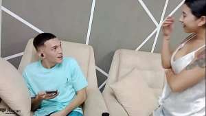 La madrastra ayuda a su hijastro con su problema de erección  HISTORIA COMPLETA