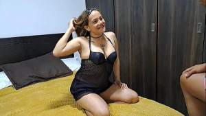 Le ayudo a mi hermanastra a tormarse fotos sexys y me pongo duro. Parte1. ella me chupa la polla