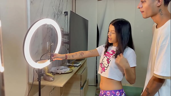 Le ayudo a mi pequeña hermanastra con sus redes sociales y termino follandomela duro por el culo.