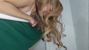 me atasco en mi cama y mi hermanastro me ayuda de una manera muy peculiar