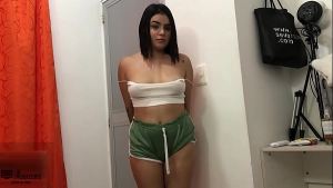 Mi hermosa hermanastra MELANIE me ayuda a masturbarme y me pide que le folle su húmedo coño HISTORIA COMPLETA