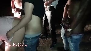 Trailer. Pedi ajuda pra fazer o carro pegar, e cinco homens acabaram me pegando e fazendo dogging comigo em uma rua de São Paulo