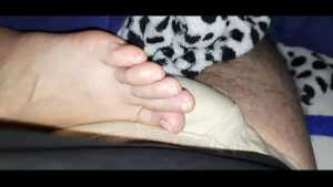 Uma punheta com auxílio do pé da Esposinha Sapeka