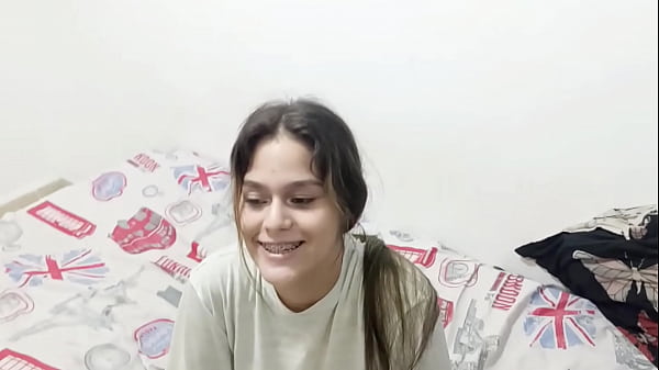 AYUDO A MI HERMANASTRA A VENGARSE DE SU NOVIO INFIEL Y TERMINA CON MI VERGA EN LA BOCA Y EL CULO CUBIERTO DE SEMEN