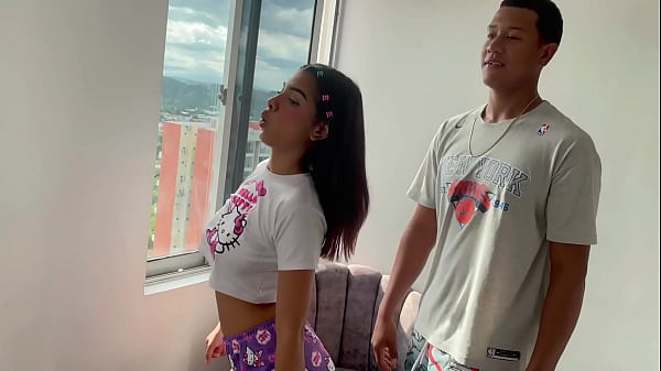 ayudo a mi pequeña hermanastra en sus redes sociales para poder follarmela y termino corriendome en su coño.