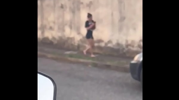 DELIVERY AYUDA A UNA CHICA SEXY QUE ENCUENTRA EN LA CALLE A LLEGAR A SU CASA Y ELLA LO INVITA A PASAR PARA QUE LE FOLLE EL CULO SIN CONDON Y LA LLENE DE SEMEN