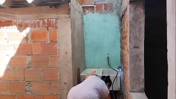 Mi hermanastra se baña en mi casa y me pide ayuda y termino follándola por su gran culo