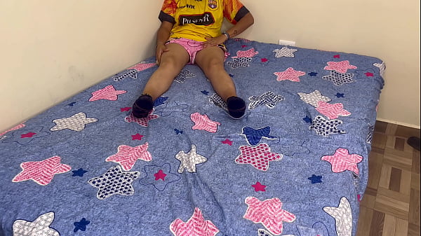 Padrastro encuentra a su hijastra masturbando y la ayuda a correrse, real casero amateur.