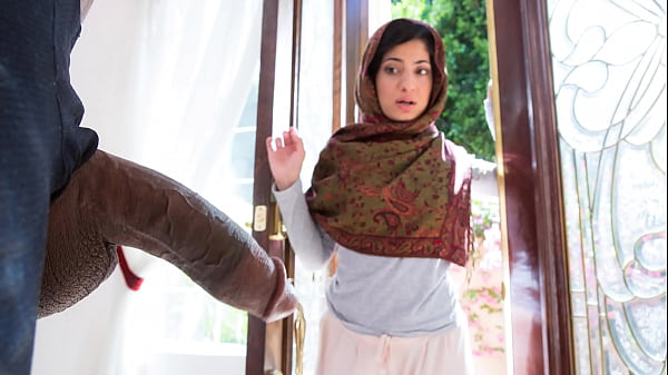 Perv Neighbor Helping the Hijab Teen to The Neighborhood – Hijablust