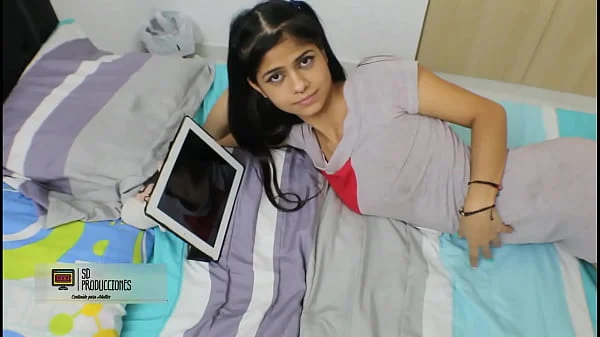 Por equivocación me tomo una pastilla de viagra y me hermanastra me ayuda con el efecto