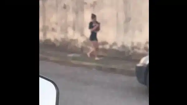 DELIVERY AYUDA A UNA CHICA SEXY QUE ENCUENTRA EN LA CALLE A LLEGAR A SU CASA Y ELLA LO INVITA A PASAR PARA QUE LE FOLLE EL CULO SIN CONDON Y LA LLENE DE SEMEN