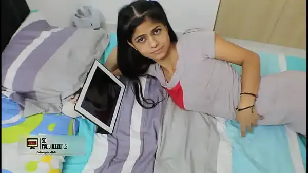 Por equivocación me tomo una pastilla de viagra y me hermanastra me ayuda con el efecto