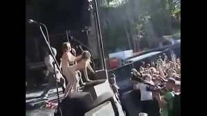 Couple baise sur scène pendant concert