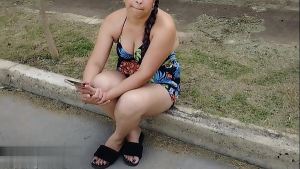 Madrastra ayuda a correrse a su hijastro en la cama compartida con trabajo manual y coño afeitado.