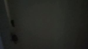 Mi hermanastra me pide ayuda con su ropa y me la termino follando hasta correrme en ella