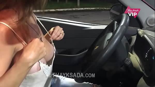 Esposa gostosa exibindo os peitos para o frentista no posto de combustível, Thay Ksada se exibindo