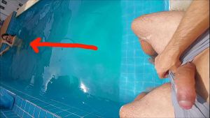 Estava com minha meia-irmã na piscina, ela ficou surpresa com meu pau duro e ereto