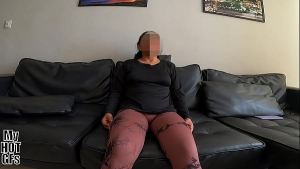 Jovencita provinciana me pide ir a verla porque quiere probar su primer vídeo porno