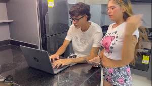 Le ayudo con las clases de informatica a mi linda hermanastra y la hago que se deje follar muy duro por el culo.