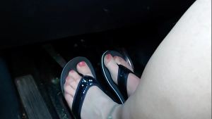 Nylonfüsse und Flip Flops im Auto