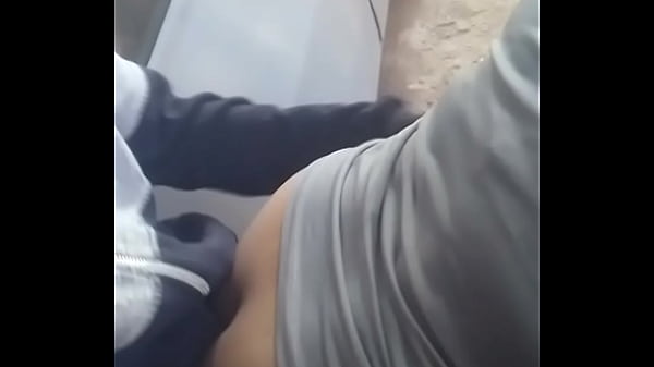 Cogiendo al lado del auto en estacionamiento privado