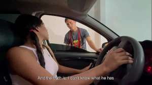 Chica latina me deja correr en su culo a cambio de arreglar su coche.1PT