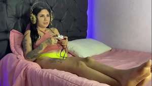 CHICA SEXY SE FOLLA A SU VECINO CUANDO LLEGA A SU CUARTO LE LLENAN EL COÑO DE LECHE