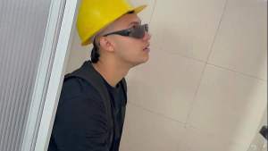 Engaño a mi hermanastra y me hago pasar por su novio para terminar follandola muy rico y hacerla correr a chorros.