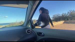 Maya sube en el coche de un extraño y follan el parking público