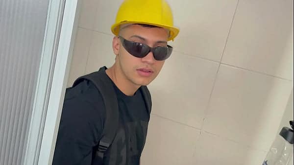 Mi pequeña hermanastra tiene una sorpresa preparada para su novio y yo me aprovecho para cogerla.