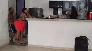 Padrastro pervertido se folla a su hijastra delante de su hermana gemela sin que ella se dé cuenta, él es su cuidador
