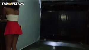 Puta chama o corno depois de dar pra vários no motel e transa na garagem pra não ver os caras dentro do quarto