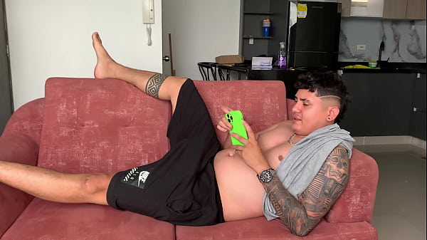 Encuentro a mi hermanastra dandose consuelo con su juguete erotico y yo me aprovecho para meterle mi dura polla.