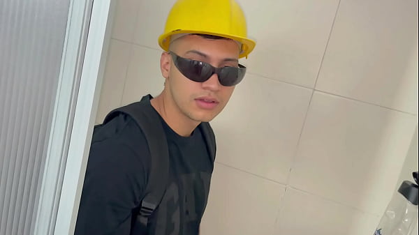 Mi pequeña hermanastra tiene una sorpresa preparada para su novio y yo me aprovecho para cogerla.