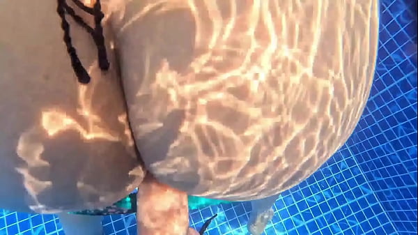 SEXO EN EL AGUA CON NALGONA SORPRENDIDA MASTURBANDOSE EN LA PISCINA