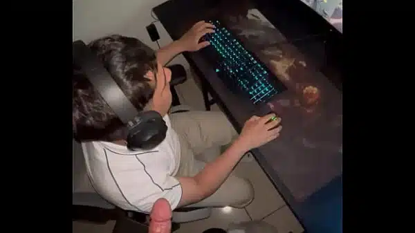 Le chupo el pene a mi amigo bisexual y me folla mientras juego league of legends( terminamos en la cama / porno gay peruano)