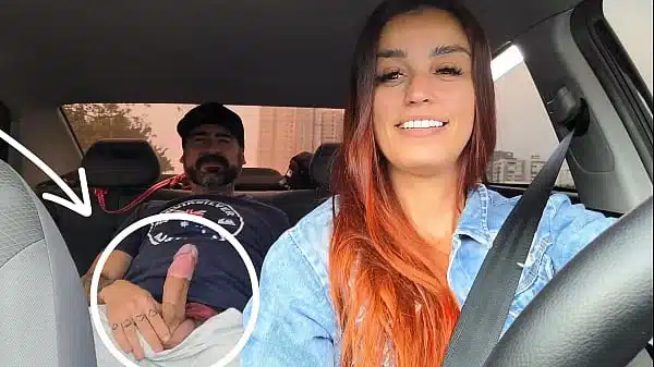 Motorista de APP pega passageiro se masturbando por trás e deu pra ele no carro!