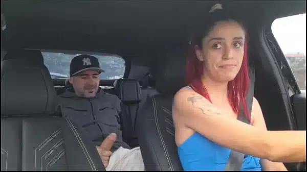 Motorista de app viaja sem calcinha no carro e deixa passageiros de pau duro!