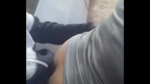 Cogiendo al lado del auto en estacionamiento privado