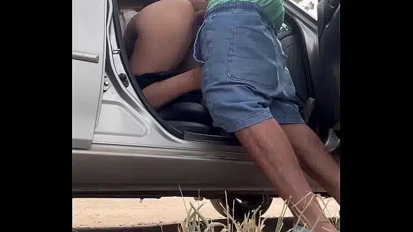 invito a tener sexo a una descocida a mi carro y nos pillan