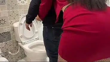 Madrastra Horny de Trasero Enorme me Sigue al Baño Para Tener Sexo de Pie sin Preservativo