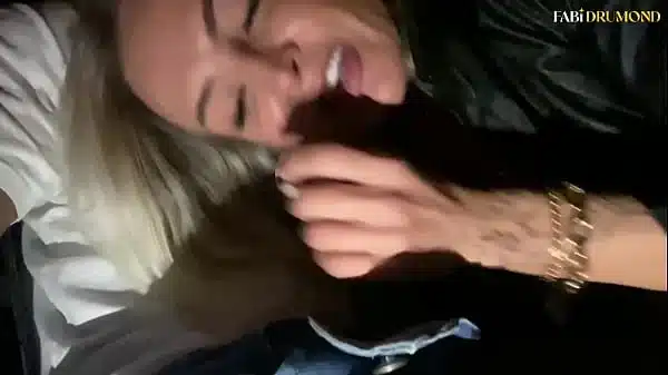 Milf safada não resistiu e caiu de boca no pauzão do amigo negão assim que percebeu ele duro no carro – Fabi Drumond