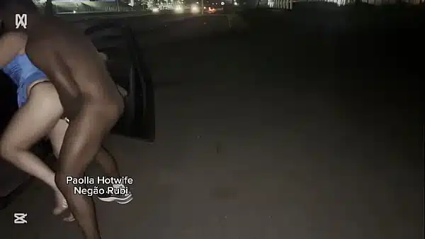 Paolla Hotwife sem limites e ensina Negão de 23cm a fuder no carro em beira de estrada à noite!!! Marido corno só acompanha a aula de sexo da esposa que ensina como meter em via pública do Brasil